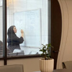 فضای کار اشتراکی رشت 💫 آونگ هاب ✅️ اجاره فضای کار در رشت